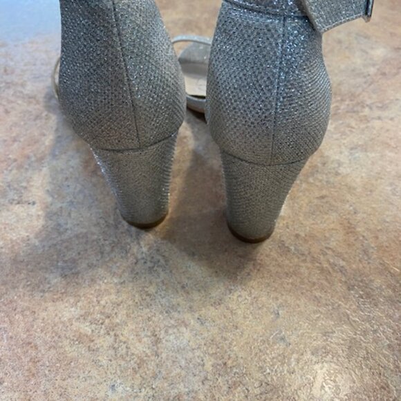 David's Bridal Aryaw Wedding/Prom Ankle Strap Shoe Size 9 Wide Silver - Picture 5 of 7